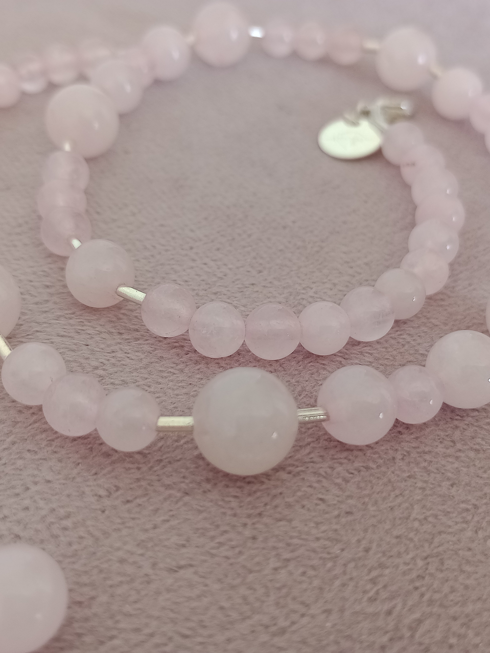 Collar de piedras cuarzo rosa y detalles de plata 3