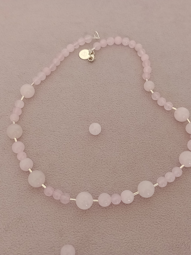 Collar de piedras cuarzo rosa y detalles de plata 4