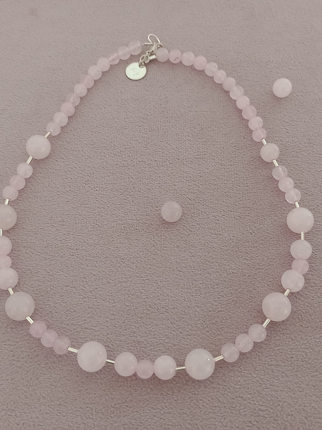 Collar de piedras cuarzo rosa y detalles de plata 6