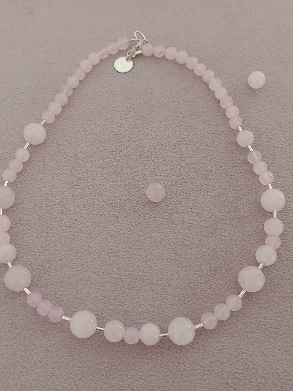 Collar de piedras cuarzo rosa y detalles de plata 6
