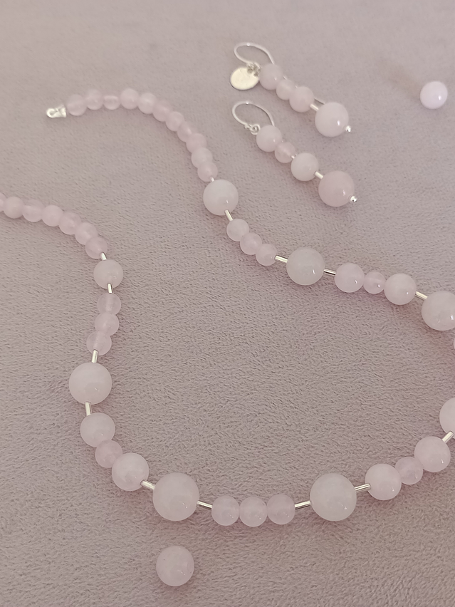 Conjunto de collar y aros de cuarzo rosa y detalles de plata 1