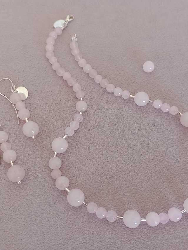 Conjunto de collar y aros de cuarzo rosa y detalles de plata 2