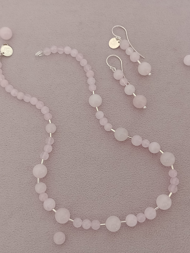 Conjunto de collar y aros de cuarzo rosa y detalles de plata 3