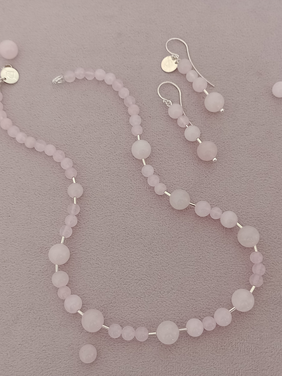 Conjunto de collar y aros de cuarzo rosa y detalles de plata 3
