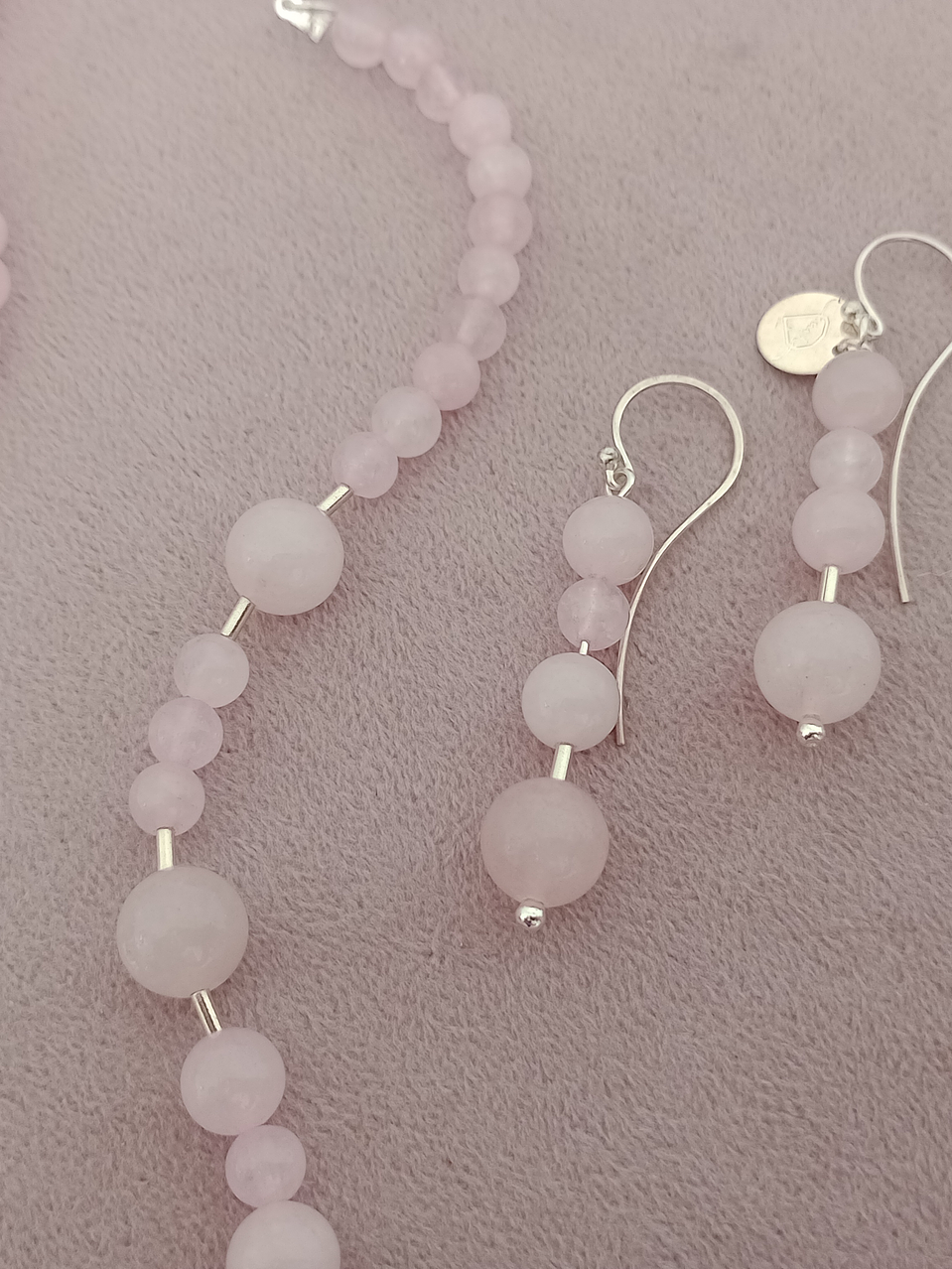 Conjunto de collar y aros de cuarzo rosa y detalles de plata 4