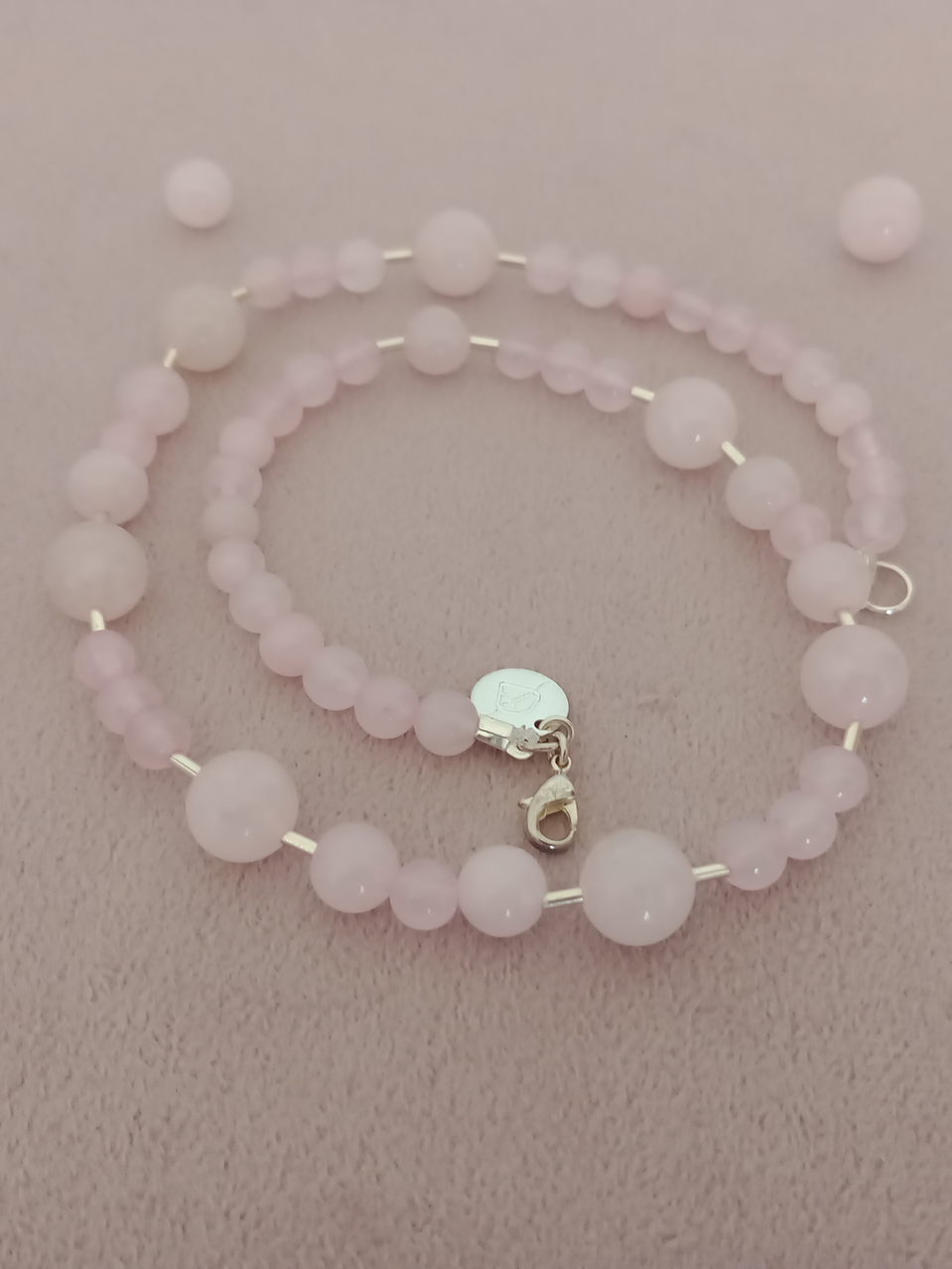 Conjunto de collar y aros de cuarzo rosa y detalles de plata 8