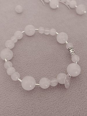 Conjunto de collar y pulsera de cuarzo rosa y detalles de plata