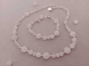 Conjunto de collar y pulsera de cuarzo rosa y detalles de plata