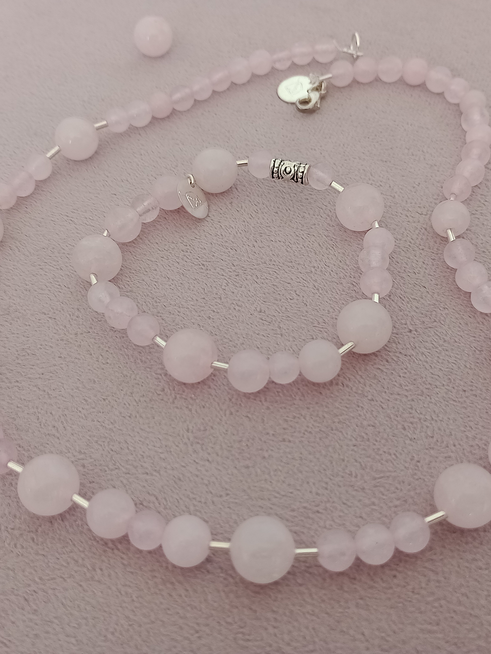 Conjunto de collar y pulsera de cuarzo rosa y detalles de plata 1