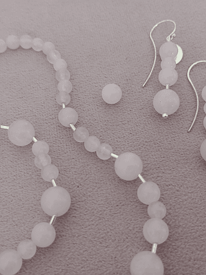 Conjunto de collar, aros y pulsera de cuarzo rosa