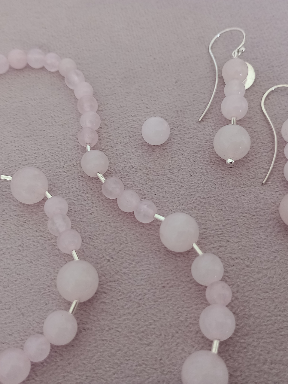 Conjunto de collar, aros y pulsera de cuarzo rosa 2