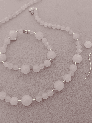 Conjunto de collar, aros y pulsera de cuarzo rosa