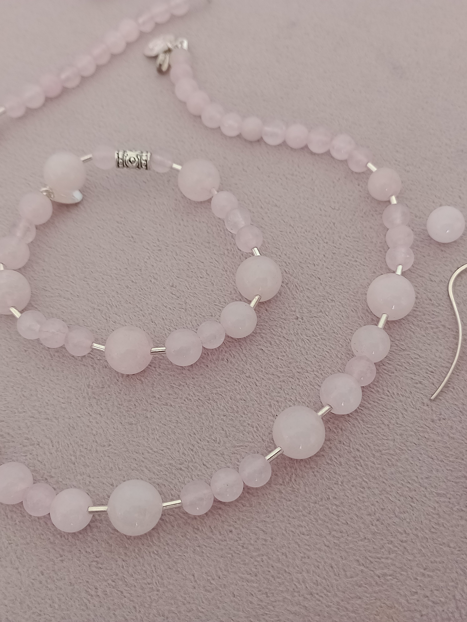 Conjunto de collar, aros y pulsera de cuarzo rosa 1