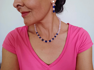 Conjunto de collar y aros de piedras cuarzo rosa y lapislázuli