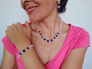 Conjunto de collar, aros y pulsera de cuarzo rosa y lapislázuli