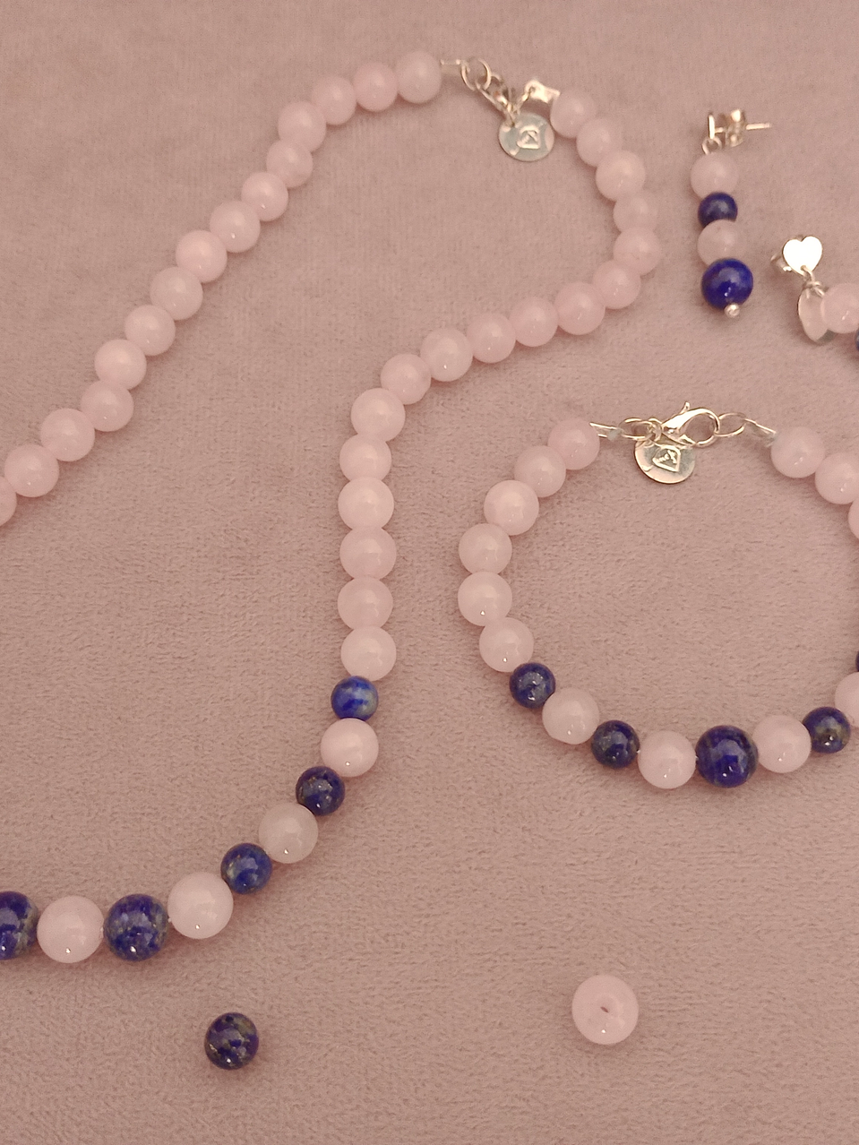 Conjunto de collar, aros y pulsera de cuarzo rosa y lapislázuli 3