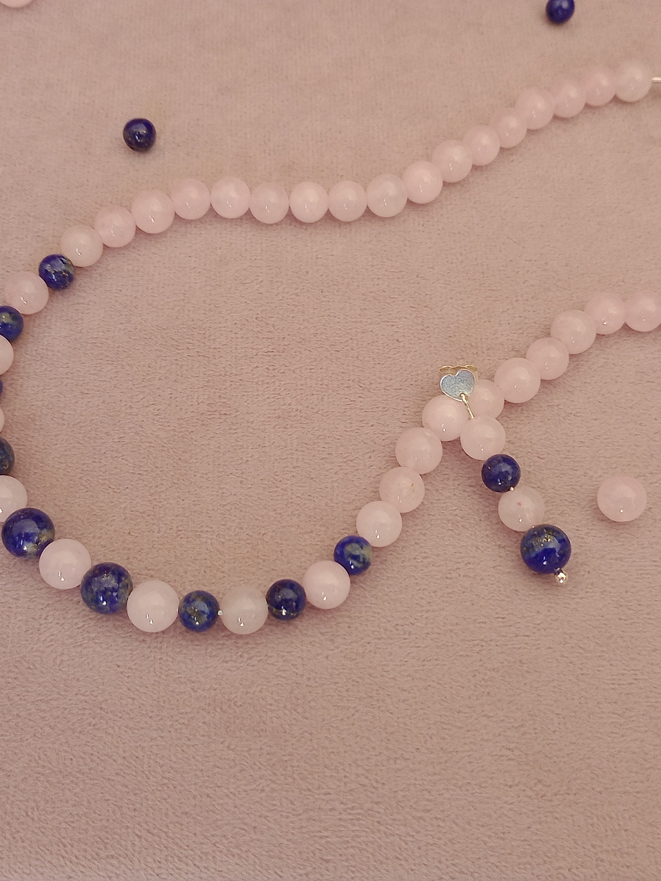 Conjunto de collar, aros y pulsera de cuarzo rosa y lapislázuli 6