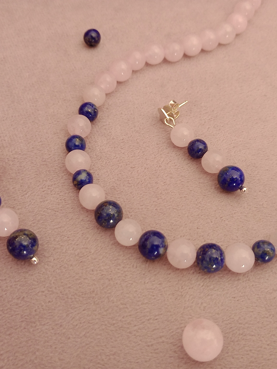 Conjunto de collar, aros y pulsera de cuarzo rosa y lapislázuli 7