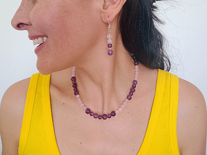 Conjunto de collar y aros de piedras cuarzo rosa y amatista