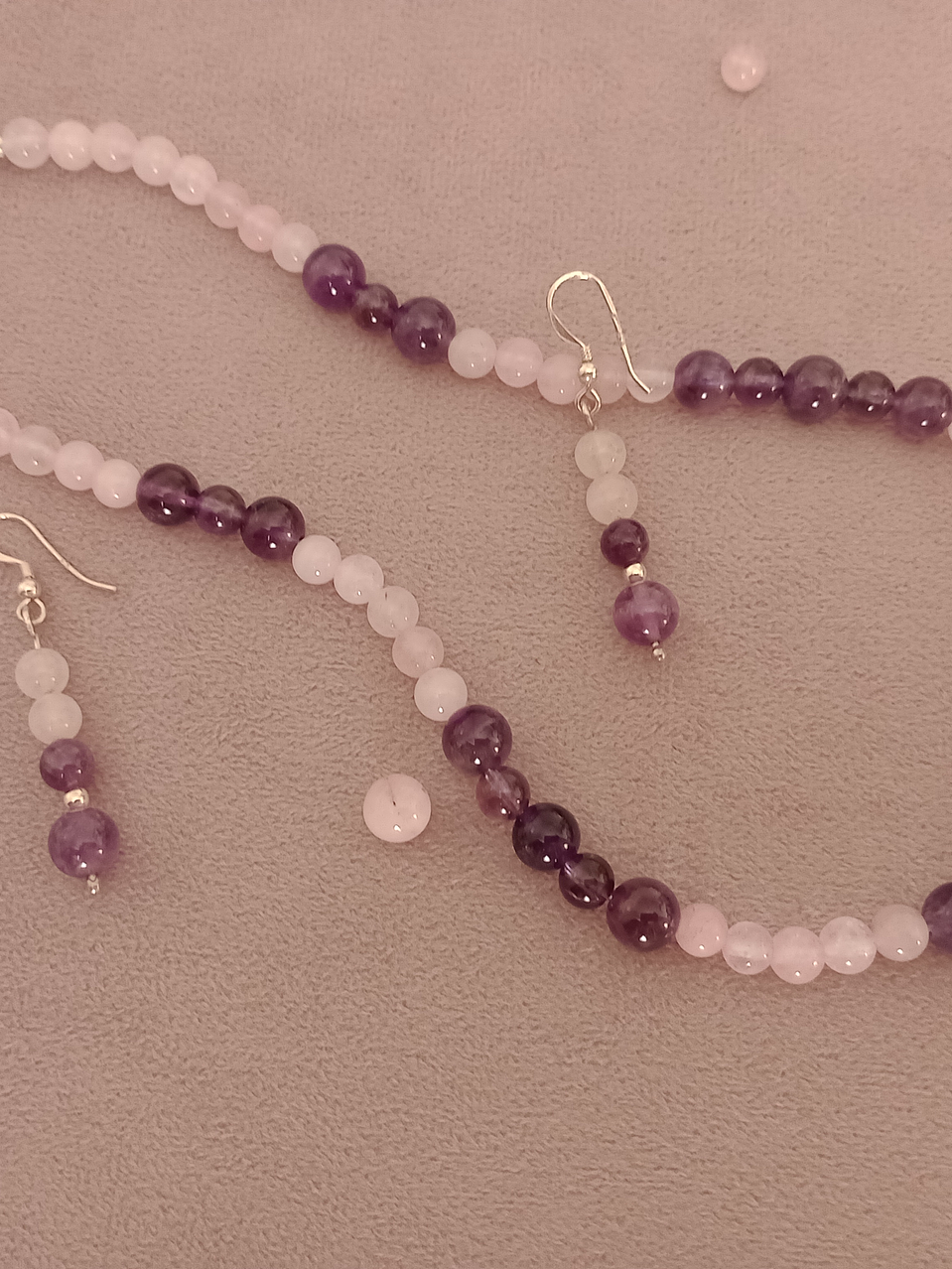 Conjunto de collar y aros de piedras cuarzo rosa y amatista 11