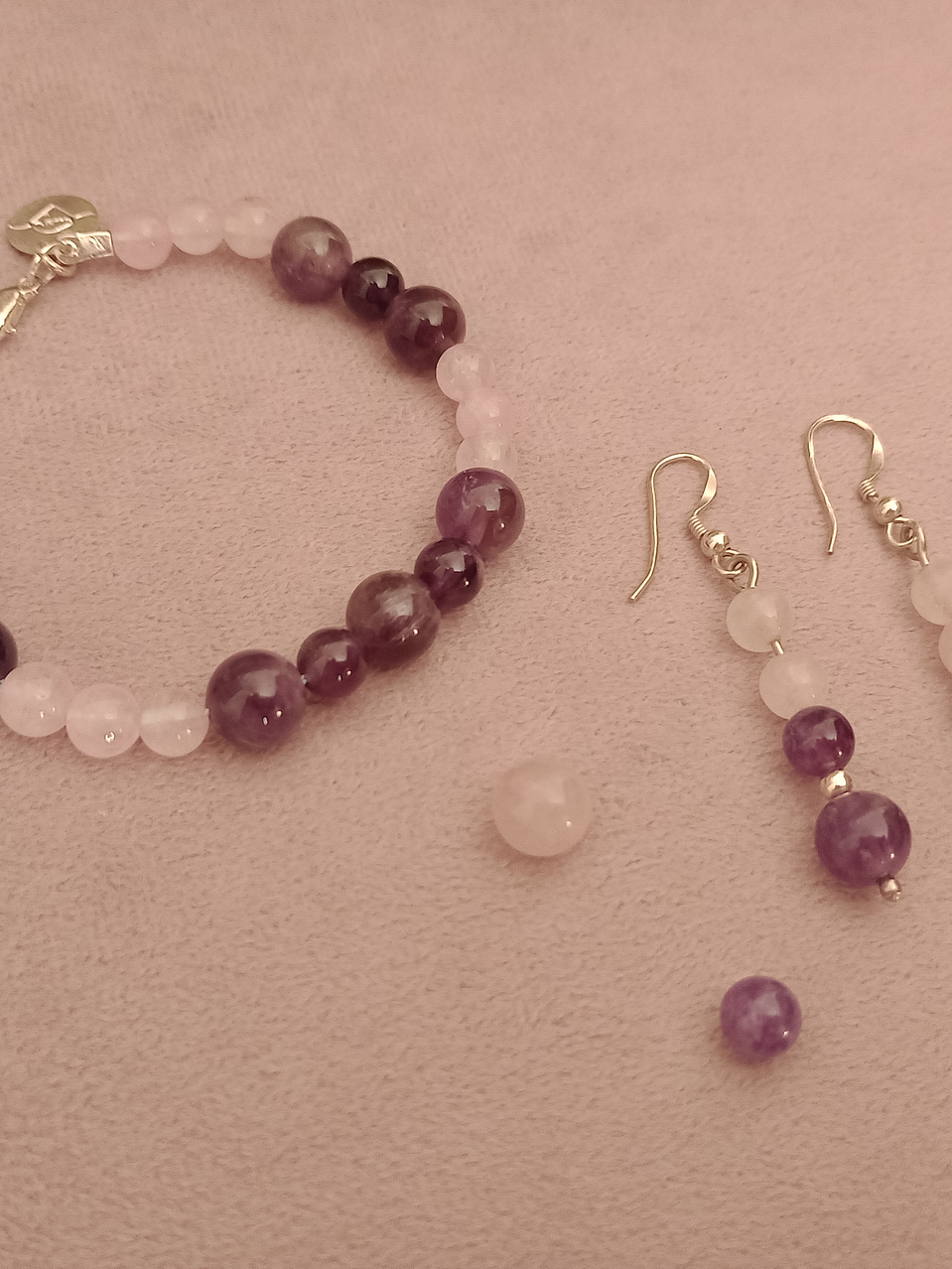 Conjunto de pulsera y aros de piedras cuarzo rosa y amatista 2