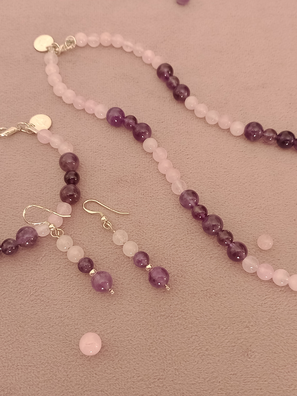 Conjunto de collar, pulsera y aros de piedras cuarzo rosa y amatista 1