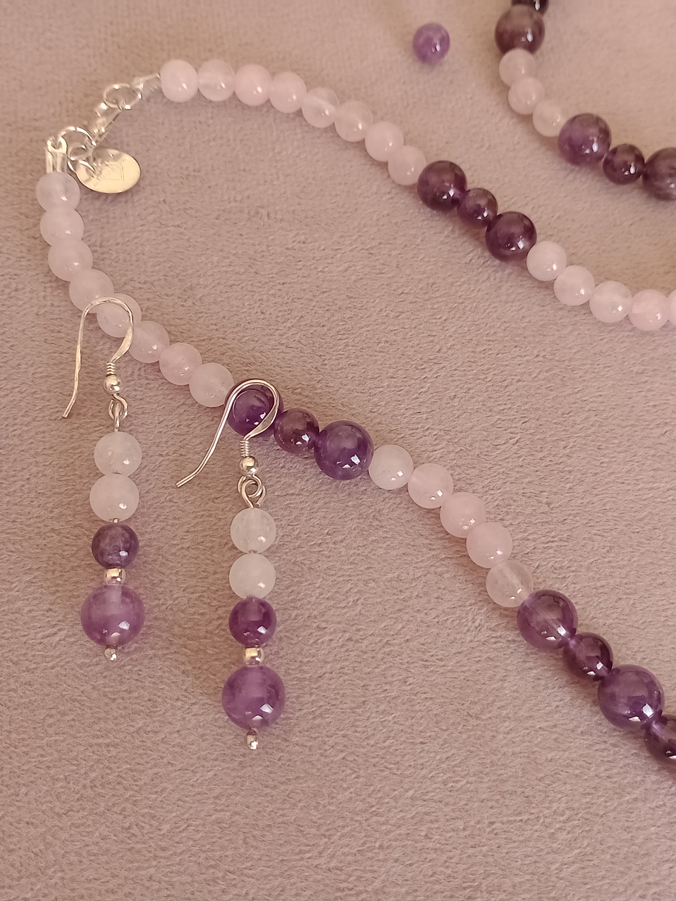 Conjunto de collar, pulsera y aros de piedras cuarzo rosa y amatista 3
