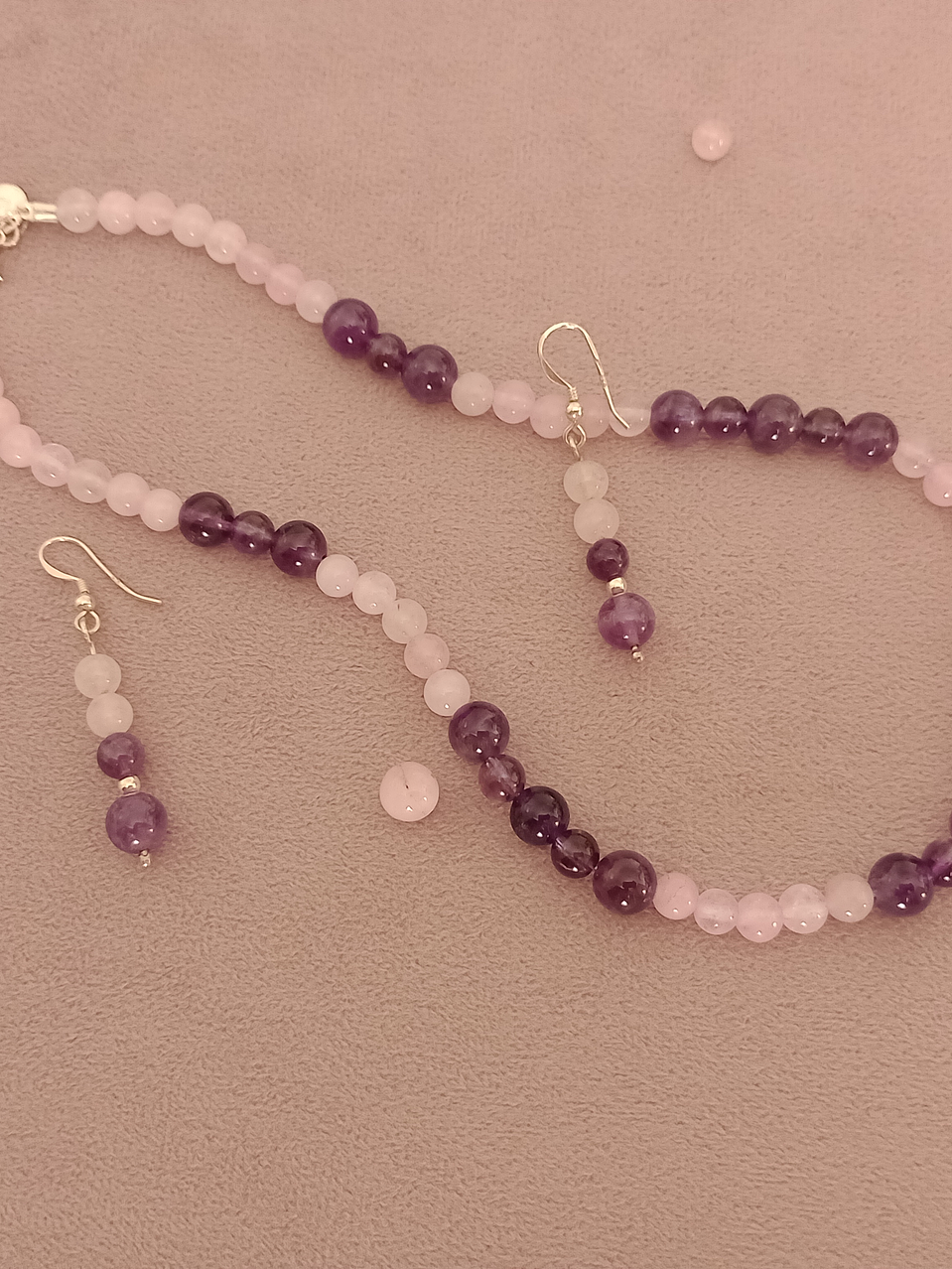 Conjunto de collar, pulsera y aros de piedras cuarzo rosa y amatista 8