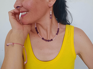 Conjunto de collar, pulsera regulable y aros de piedras cuarzo rosa y amatista 