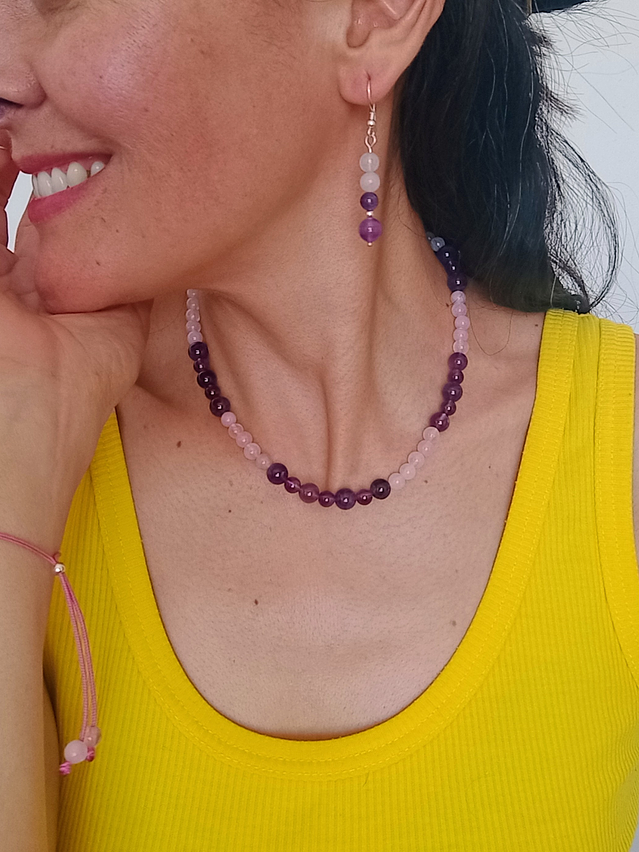Conjunto de collar, pulsera regulable y aros de piedras cuarzo rosa y amatista  1