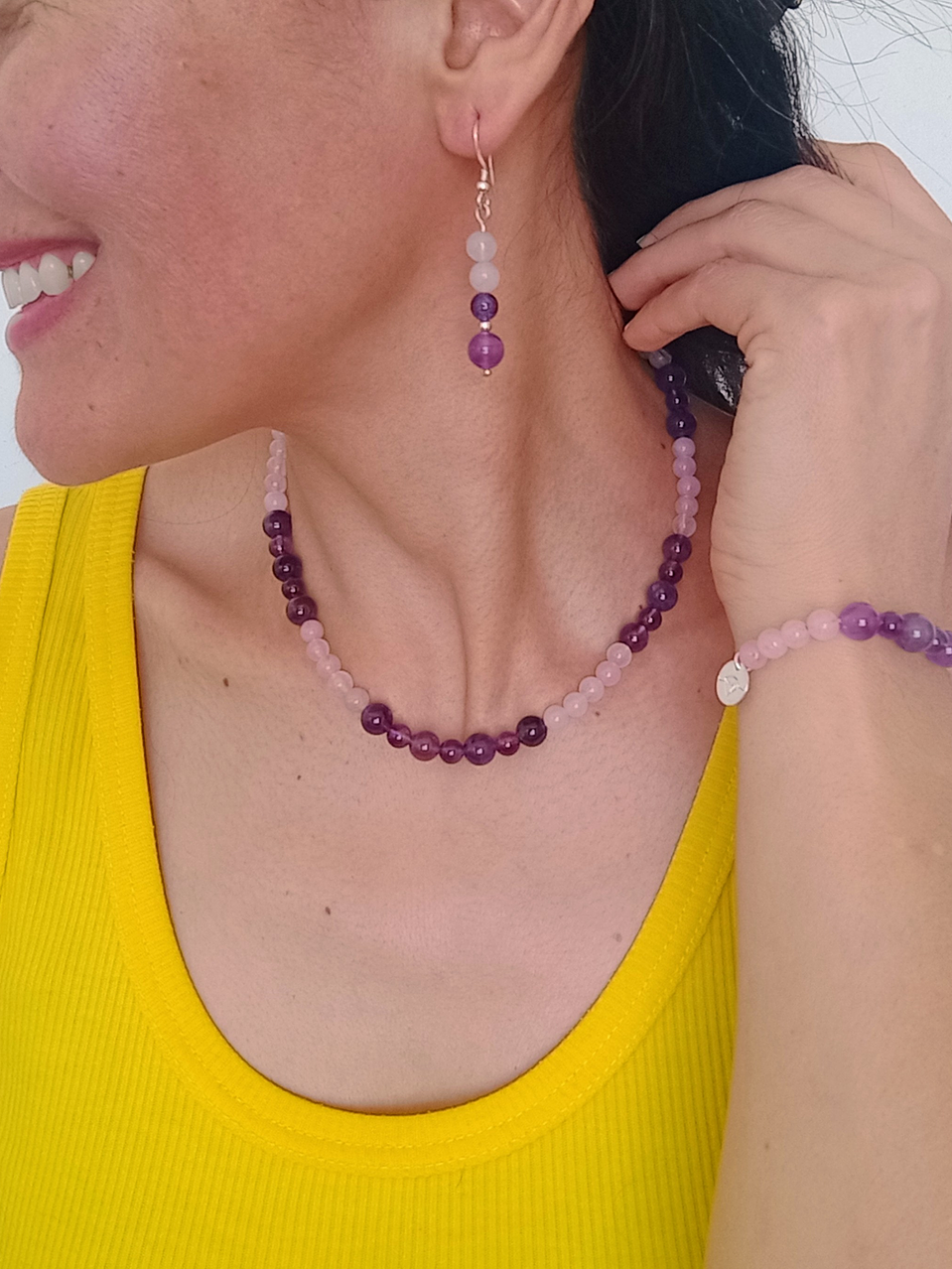 Conjunto de collar, pulsera regulable y aros de piedras cuarzo rosa y amatista  4