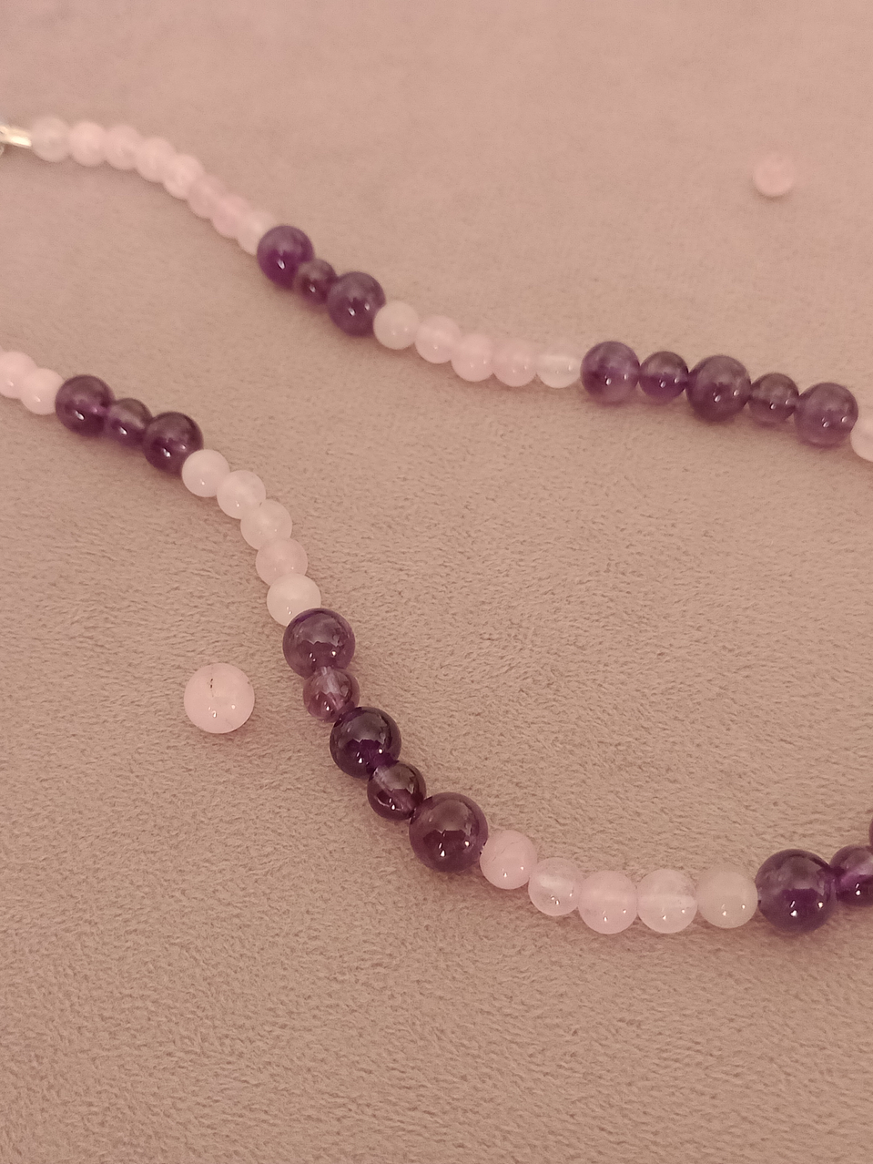 Conjunto de collar, pulsera regulable y aros de piedras cuarzo rosa y amatista  8