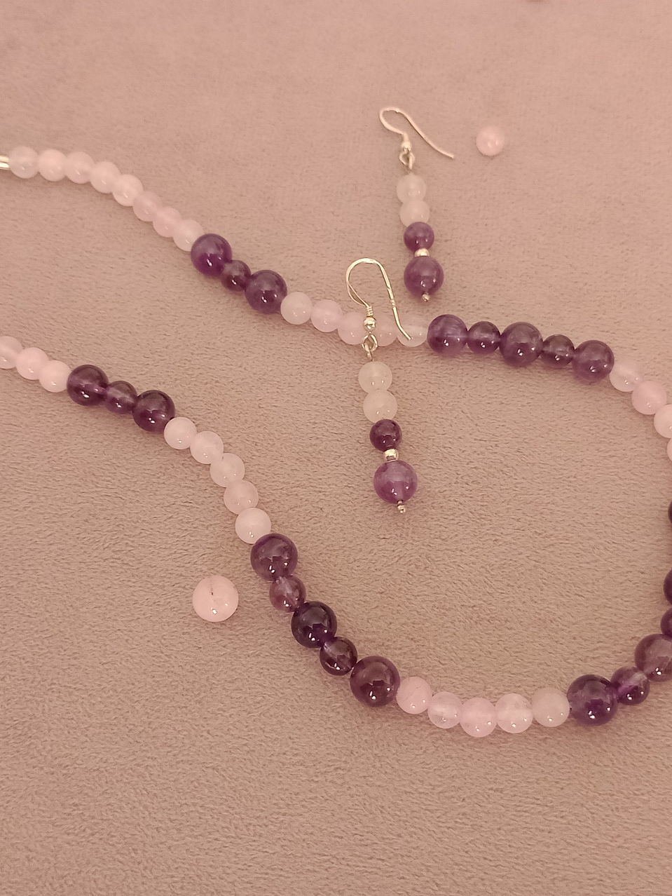 Conjunto de collar, pulsera regulable y aros de piedras cuarzo rosa y amatista  9