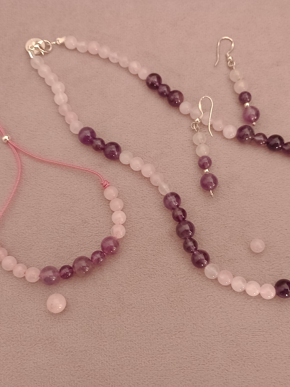 Conjunto de collar, pulsera regulable y aros de piedras cuarzo rosa y amatista  2