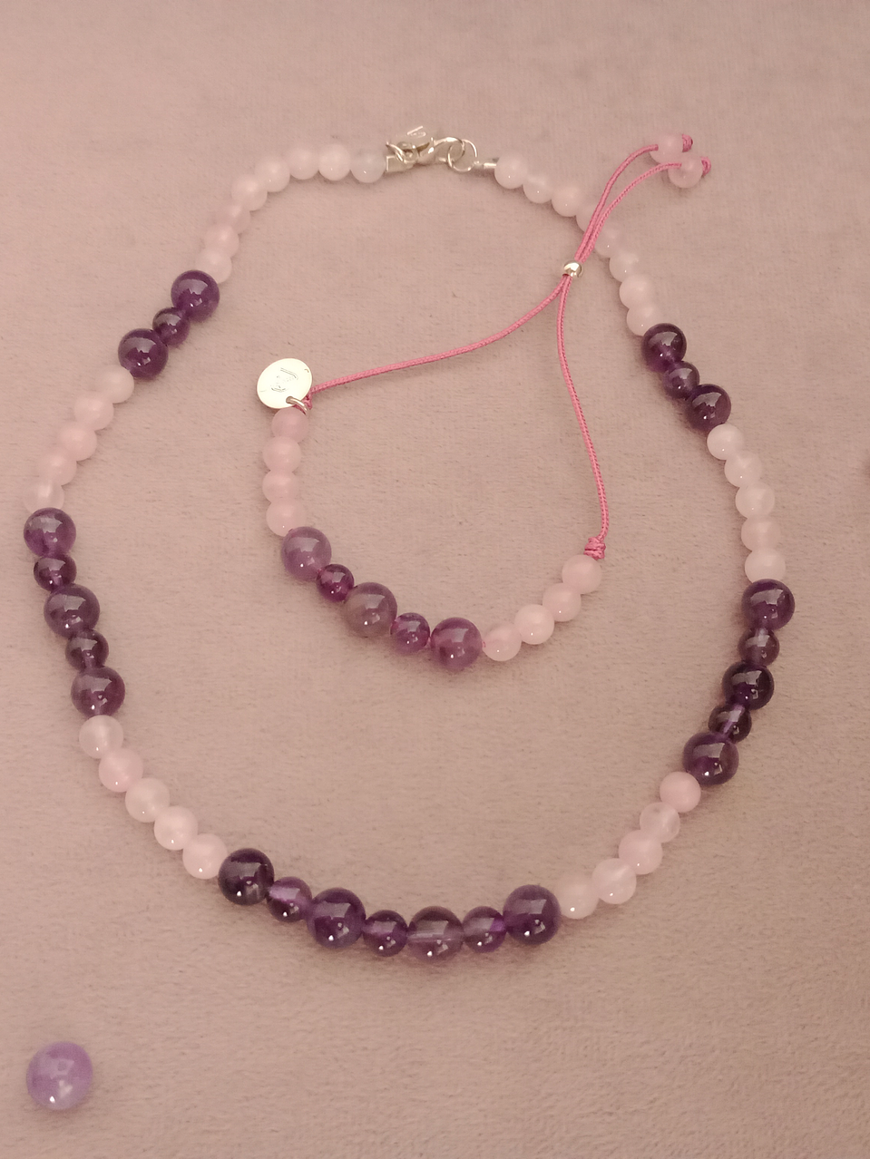 Conjunto de collar y pulsera regulable de piedras cuarzo rosa y amatista 1