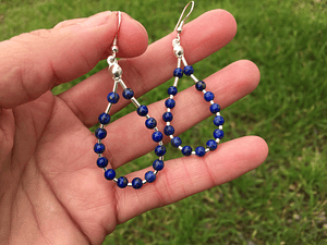 Aros de piedras lapislázuli y detalles de plata