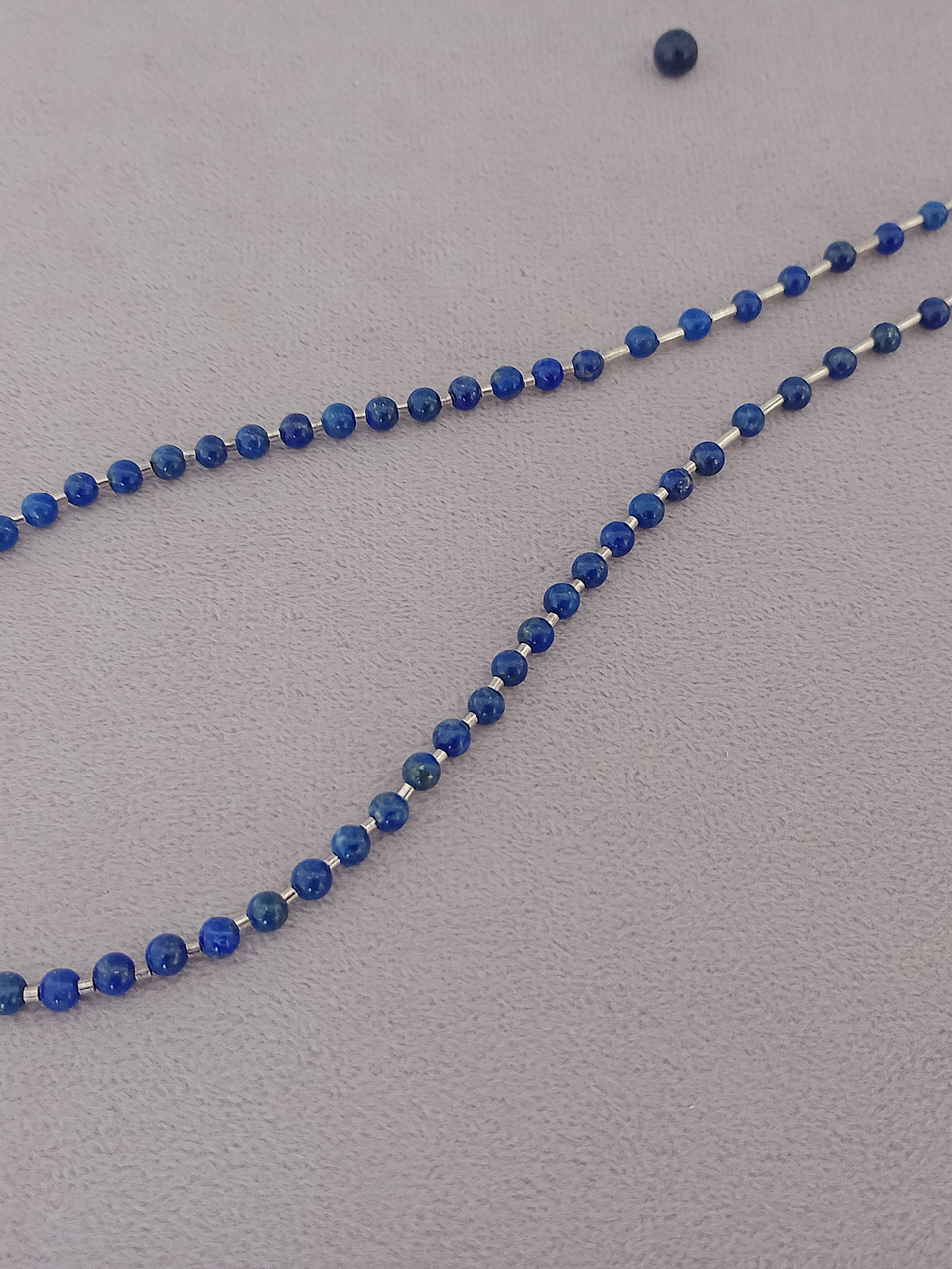 Collar de piedras lapislázuli y detalles de plata 3