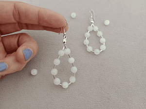 Aros de piedras cuarzo blanco y detalles de plata