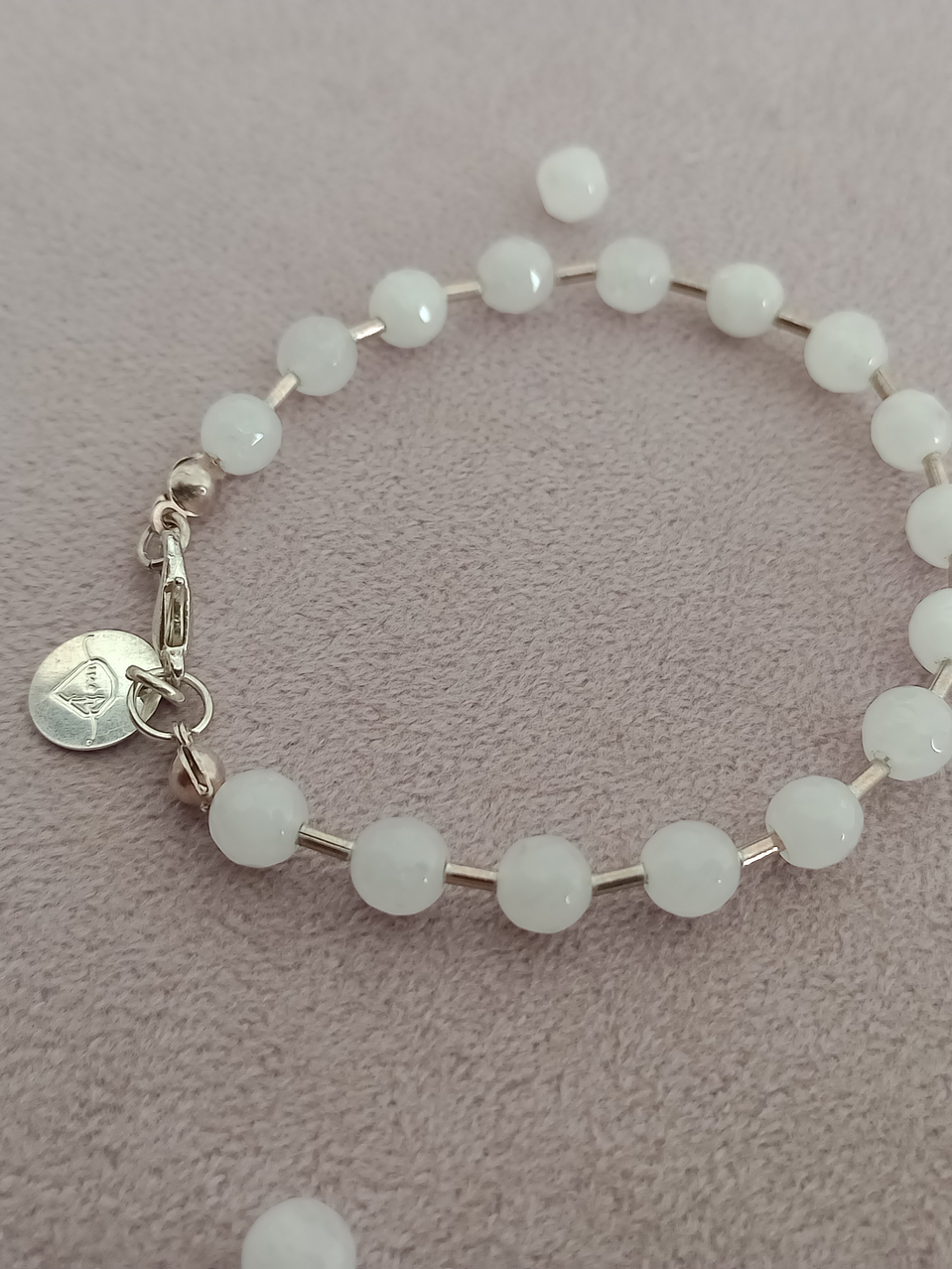 Pulsera de cuarzo blanco y mostacilla de plata 3