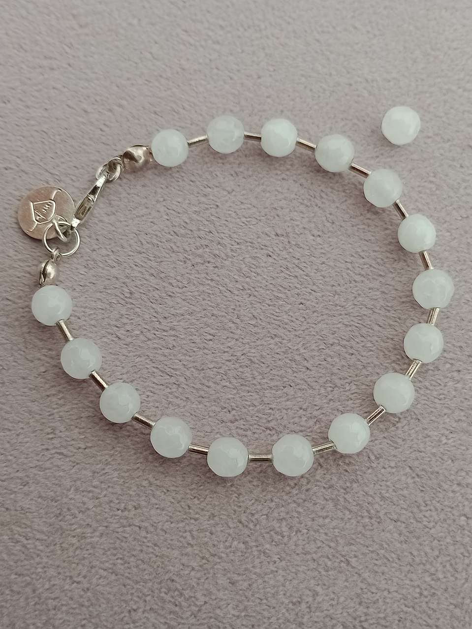 Pulsera de cuarzo blanco y mostacilla de plata 4