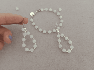 Conjunto de pulsera y aros de piedras cuarzo blanco y mostacilla de plata