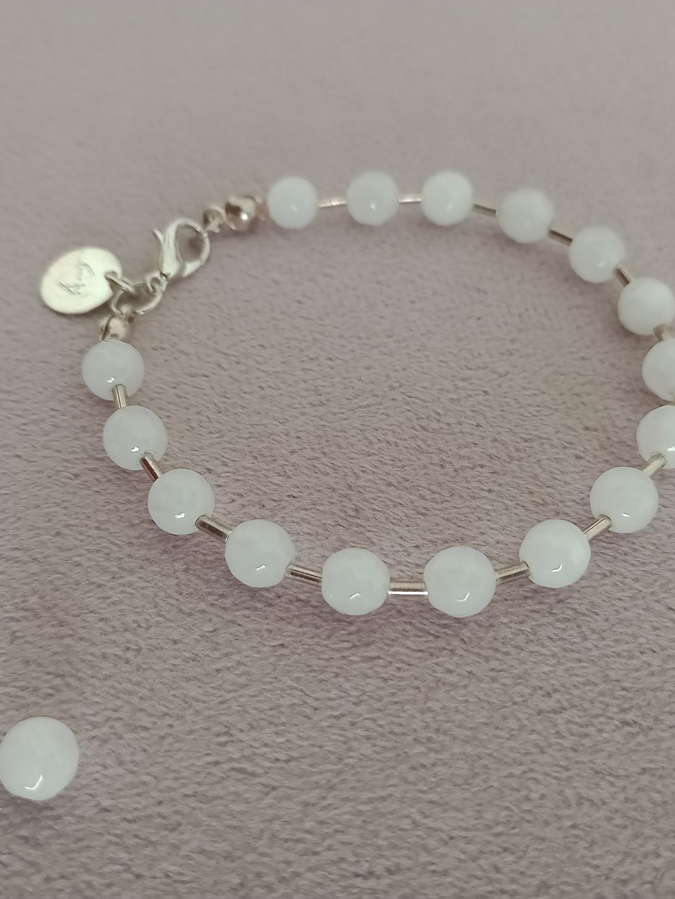 Conjunto de pulsera y aros de piedras cuarzo blanco y mostacilla de plata 3