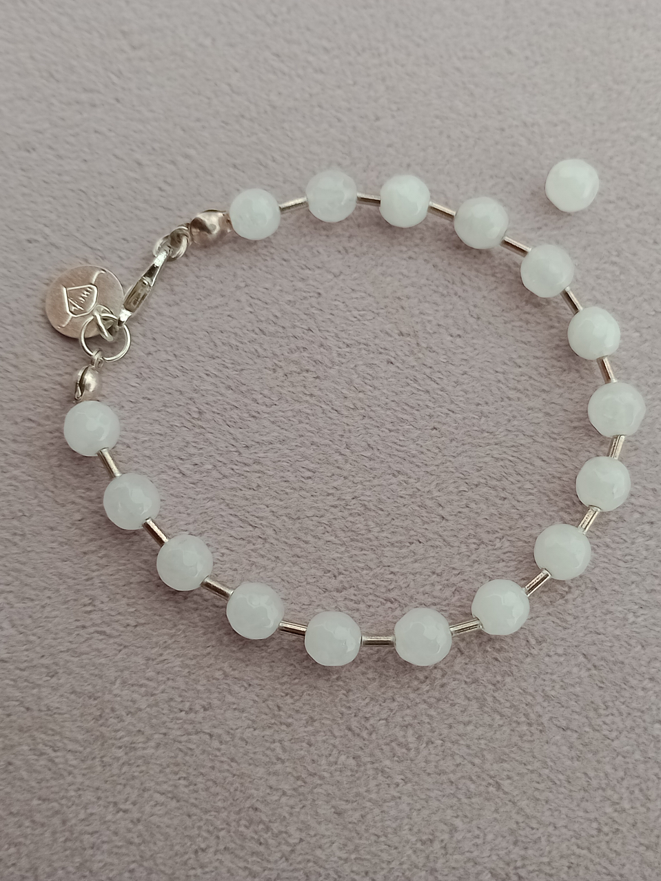Conjunto de pulsera y aros de piedras cuarzo blanco y mostacilla de plata 4