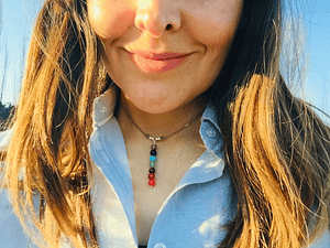 Collar de hilo regulable con piedras de los 7 chakras y detalles de plata