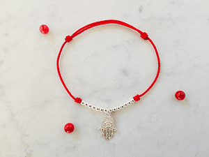 Pulsera de hilo regulable con mano de Fátima y detalles de plata 