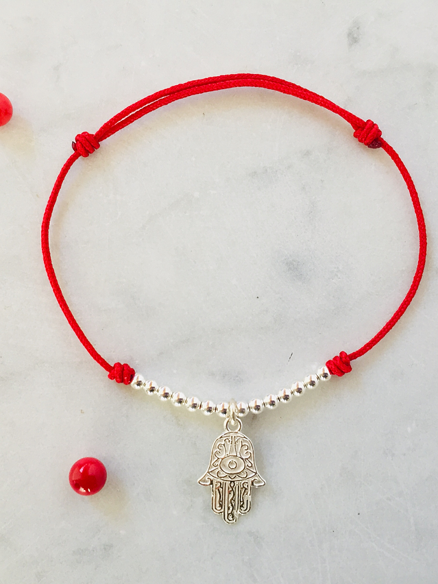 Pulsera de hilo regulable con mano de Fátima y detalles de plata  1