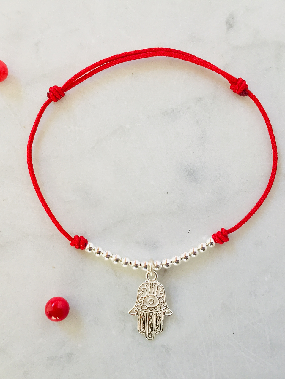 Pulsera de hilo regulable con mano de Fátima y detalles de plata  1
