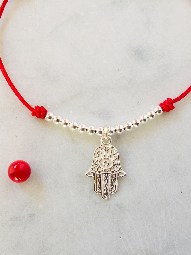 Pulsera de hilo regulable con mano de Fátima y detalles de plata  2