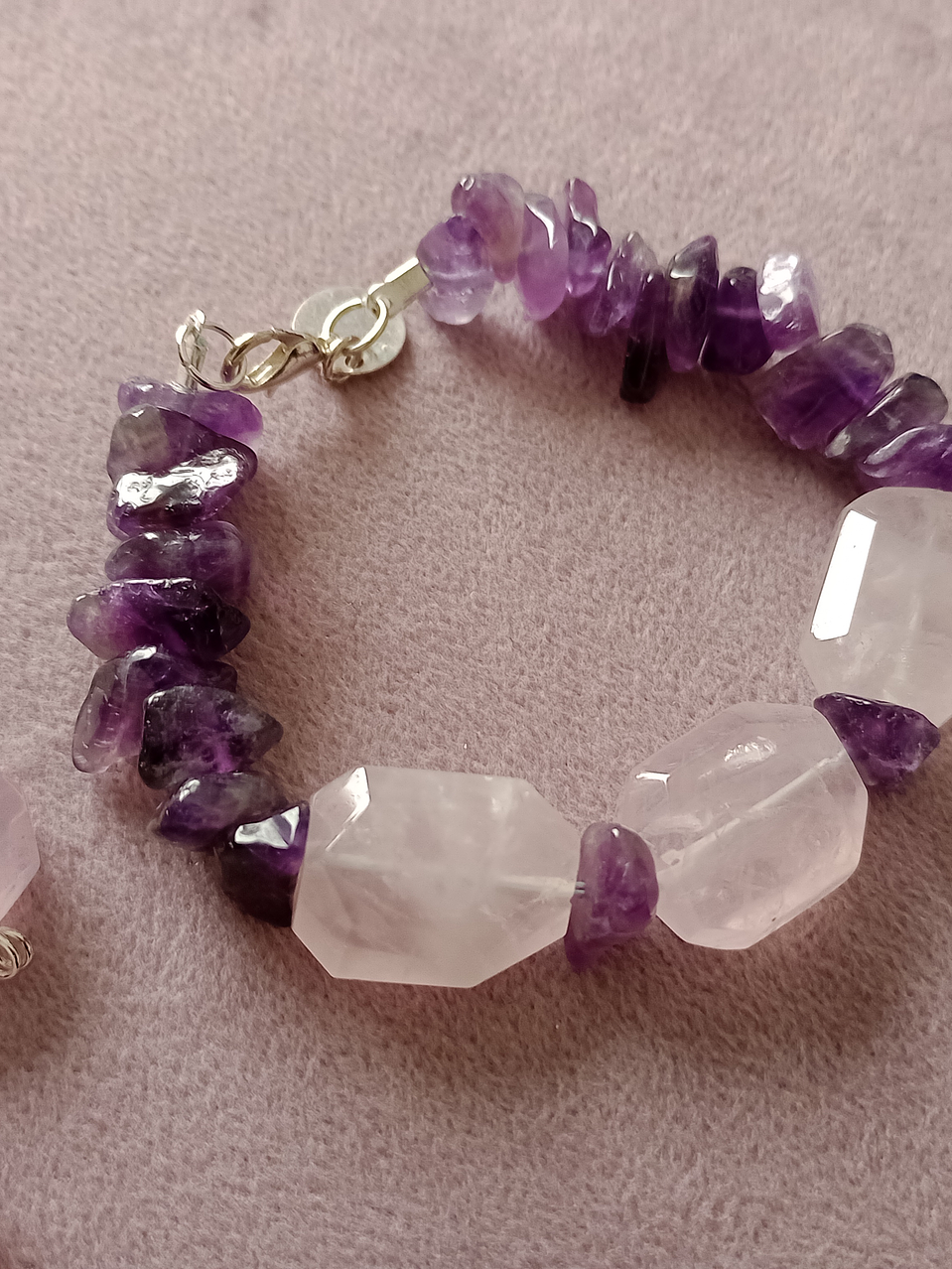 Conjunto de pulsera y aros de piedras amatista y cuarzo rosa 2