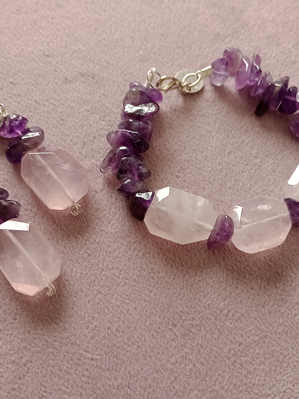 Conjunto de pulsera y aros de piedras amatista y cuarzo rosa 1